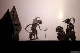 Dalang muda Ki Badar Alam memainkan wayang kulit saat pentas di Lengkong, Nganjuk, Jawa Timur, Rabu (1/1/2025). Pagelaran wayang kulit yang berjudul Sirnaning Memala Ngalengka itu digelar pemerintah setempat guna melestarikan warisan kebudayaan lokal dan menyambut tahun baru 2025. Antara Jatim/Muhammad Mada/um