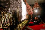 Dalang muda Ki Badar Alam memainkan wayang kulit saat pentas di Lengkong, Nganjuk, Jawa Timur, Rabu (1/1/2025). Pagelaran wayang kulit yang berjudul Sirnaning Memala Ngalengka itu digelar pemerintah setempat guna melestarikan warisan kebudayaan lokal dan menyambut tahun baru 2025. Antara Jatim/Muhammad Mada/um