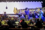 Sejumlah seniman menyanyikan lagu tembang Jawa saat pentas wayang kulit oleh Dalang muda Ki Badar Alam  di Lengkong, Nganjuk, Jawa Timur, Rabu (1/1/2025). Pagelaran wayang kulit yang berjudul Sirnaning Memala Ngalengka itu digelar pemerintah setempat guna melestarikan warisan kebudayaan lokal dan menyambut tahun baru 2025. Antara Jatim/Muhammad Mada/um