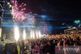 Pesta kembang api meriahkan malam Tahun Baru 2025 di TMII