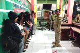 Tim Gabungan Agam jaring pasangan-pemandu karoke saat pergantian tahun