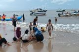 Pantai Ujung Pandaran ramai pengunjung meski ada ancaman banjir