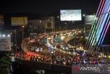 Kendaraan terjebak kemacetan di Jalan Layan Mochtar Kusumaatmadja, Bandung, Jawa Barat, Rabu (1/1/2025). Kemacetan terebut disebabkan oleh banyaknya warga yang berhenti di Jalan Layang untuk menyaksikan pesta kembang api. ANTARA FOTO/Raisan Al Farisi/agr

