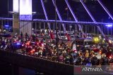 Kendaraan terjebak kemacetan di Jalan Layan Mochtar Kusumaatmadja, Bandung, Jawa Barat, Rabu (1/1/2025). Kemacetan terebut disebabkan oleh banyaknya warga yang berhenti di Jalan Layang untuk menyaksikan pesta kembang api. ANTARA FOTO/Raisan Al Farisi/agr
