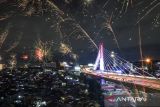 Suasana warga yang menyalakan kembang api di Kawasan Jalan Layan Mochtar Kusumaatmadja saat malam pergantian tahun di Bandung, Jawa Barat, Rabu (1/1/2025). ANTARA FOTO/Raisan Al Farisi/agr
