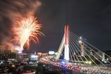 Suasana warga yang menyalakan kembang api di Kawasan Jalan Layan Mochtar Kusumaatmadja saat malam pergantian tahun di Bandung, Jawa Barat, Rabu (1/1/2025). ANTARA FOTO/Raisan Al Farisi/agr
