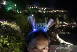Wisatawan menggunakan bando bertuliskan Happy New Year 2025 di objek wisata Dusun Bambu, Cisarua, Kabupaten Bandung Barat, Jawa Barat, Selasa (31/12/2024). Perayaan malam pergantian Tahun Baru 2025 di objek wisata tersebut dimeriahkan dengan penampilan musik dan pesta kembang api. ANTARA FOTO/Abdan Syakura ANTARA FOTO/Abdan Syakura/agr