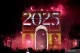 Sejumlah kembang api meledak di The Arc de Tricomphe saat malam pergantian tahun di Champs Elysees, Paris, Prancis, Rabu (1/1/2025). ANTARA FOTO/REUTERS/Gonzalo Fuentes/foc.