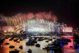 Sejumlah kembang api meledak di Sydney Opera House dan Harbour Bridge saat malam pergantian tahun Di Sydney, Australia, Selasa (31/12/2024). ANTARA FOTO/AAP Image/Bianca De Marchi/via REUTERS/foc.
