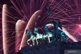 Sejumlah kembang api meledak di Brandenburg Gate saat malam pergantian tahun di Berlin, Jerman, Rabu (1/1/2025). ANTARA FOTO/REUTERS/Annegret Hilse/foc.