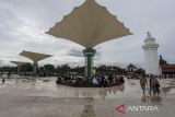 Sejumlah wisatawan mengunjungi kompleks Masjid Agung Banten di Kota Serang, Banten, Rabu (1/1/2025). Masjid  yang didirikan pada tahun 1566 Masehi saat masa Kesultanan Banten pertama tersebut menjadi salah satu destinasi wisata religi bersejarah yang ramai dikunjungi wisatawan untuk mengisi libur Tahun Baru 2025. ANTARA FOTO/Angga Budhiyanto/gp