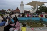 Sejumlah wisatawan mengunjungi kompleks Masjid Agung Banten di Kota Serang, Banten, Rabu (1/1/2025). Masjid  yang didirikan pada tahun 1566 Masehi saat masa Kesultanan Banten pertama tersebut menjadi salah satu destinasi wisata religi bersejarah yang ramai dikunjungi wisatawan untuk mengisi libur Tahun Baru 2025. ANTARA FOTO/Angga Budhiyanto/gp