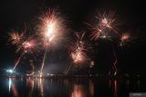 Warga menyalakan kembang api saat malam pergantian tahun di Pantai Mertasari Sanur, Denpasar, Bali, Rabu (1/1/2025). Pemerintah Kota Denpasar memusatkan pesta kembang api perayaan Tahun Baru 2025 di objek wisata tersebut untuk keamanan dan kenyamanan masyarakat. ANTARA FOTO/Nyoman Hendra Wibowo/wsj.