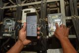 Warga mengisi token listrik di kawasan Rumah Susun Bendungan Hilir, Jakarta, Rabu (1/1/2025). Kementerian ESDM memberlakukan diskon tarif listrik sebesar 50 persen yang mulai berlaku 1 Januari 2025 selama periode Januari-Februari 2025 bagi pelanggan rumah tangga PT PLN (Persero) dengan daya 2.200 volt ampere (VA) ke bawah sebagai upaya menjaga daya beli masyarakat. ANTARA FOTO/Indrianto Eko Suwarso/YU