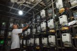 Warga mengisi token listrik di kawasan Rumah Susun Bendungan Hilir, Jakarta, Rabu (1/1/2025). Kementerian ESDM memberlakukan diskon tarif listrik sebesar 50 persen yang mulai berlaku 1 Januari 2025 selama periode Januari-Februari 2025 bagi pelanggan rumah tangga PT PLN (Persero) dengan daya 2.200 volt ampere (VA) ke bawah sebagai upaya menjaga daya beli masyarakat. ANTARA FOTO/Indrianto Eko Suwarso/YU