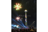 Warga menyalakan kembang api saat peringatan tahun baru 2025 di Monas, Jakarta, Selasa (31/12/2024). Untuk memeriahkan malam pergantian tahun 2025 pengelola Monas menampilkan video mapping, air mancur menari hingga panggung hiburan. ANTARA FOTO/Akbar Nugroho Gumay/foc.c