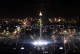 Suasana saat warga menyalakan kembang api pada malam pergantian tahun baru di kawasan Monas, Jakarta, Rabu (1/1/2025). Ribuan orang memadati Monas untuk menikmati momen pergantian tahun 2025. ANTARA FOTO/Dhemas Reviyanto/foc.
