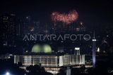 Suasana saat warga menyalakan kembang api pada malam pergantian tahun baru di kawasan Monas, Jakarta, Rabu (1/1/2025). Ribuan orang memadati Monas untuk menikmati momen pergantian tahun 2025. ANTARA FOTO/Dhemas Reviyanto/foc.
