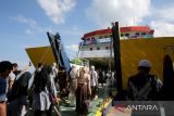 Sejumlah penumpang menaiki kapal KMP BRR di pelabuhan penyeberangan Ulee Lheue, Banda Aceh, Aceh,  Rabu (1/1/2025).  Menurut PT ASDP  di daerah itu pergerakan arus balik liburan Tahun Baru 2025 dari dan ke Banda Aceh-Pulau Sabang pada saat ini sudah mulai ramai dan untuk trip pertama dan trip ke dua keberangkatan jumlah penumpang kapal roro mencapai 700 orang dan puncaknya diprediksi pada tanggal 3 hingga 4 Januari 2025  dengan perkiraan mencapai 3.500 hingga 4.000 penumpang per hari. ANTARA FOTO/Ampelsa.
