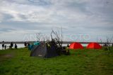 Wisatawan berkemah di Camping Ground Laguna Pantai Baros, Bantul, D.I Yogyakarta, Rabu (1/1/2025). Wisata Laguna Pantai Baros menjadi salah satu destinasi wisata favorit warga Yogyakarta dan daerah lain untuk beribur saat tahun baru. ANTARA FOTO/Andreas Fitri Atmoko/tom.