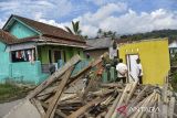 Anggota BPBD Kabupaten Tasikmalaya dan warga memeriksa atap mushalla yang roboh akibat angin puting beliung di Kampung Ciakar 2, Kabupaten Tasikmalaya, Jawa Barat, Kamis (2/1/2025). Angin puting beliung yang terjadi pada Rabu (1/1/2025) mengakibatkan 41 rumah di Kampung Ciakar 2 dan Indrajaya rusak diterjang angin. ANTARA FOTO/Adeng Bustomi/agr