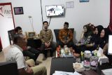 Kepala Biro LKBN Antara Bangka Belitung Joko Susilo (baju putih) menerima Pegawai Kantor Wilayah Kemenkumham Provinsi Kepulauan Babel di Kantor Antara Babel, pada Kamis (2/1/2025). kunjungan tersebut dalam rangka mempererat silaturahmi sekaligus mengkokohkan sinergitas antar Kanwil Kemenkumham  Babel dan kantor Berita Antara dalam penyampaian informasi yang berkualitas kepada masyarakat.(Antara Foto/Rustam) 