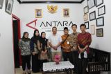 Kepala Biro LKBN Antara Bangka Belitung Joko Susilo (baju putih) saat foto bersama Pegawai Kantor Wilayah Kemenkumham Provinsi Kepulauan Babel di Kantor Antara Babel, pada Kamis (2/1/2025). kunjungan tersebut dalam rangka mempererat silaturahmi sekaligus mengkokohkan sinergitas antar Kanwil Kemenkumham  Babel dan kantor Berita Antara dalam penyampaian informasi yang berkualitas kepada masyarakat.(Antara Foto/Rustam) 