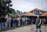 Warga antre untuk melakukan pendaftaran ulang saat pembayaran uang ganti rugi dampak tumpahan cairan kimia di kantor Unit Gakkum Satlantas Polres Cimahi, Padalarang, Kabupaten Bandung Barat, Jawa Barat, Kamis (2/1/2025). Sebanyak 104 orang korban luka dan 1.260 unit kendaraan yang terdampak tumpahan cairan kimia caustic liquid NaOH (Natrium Hidroksida) atau soda api dari truk tangki milik CV Yasindo Multi Pratama menerima pembayaran uang ganti rugi secara bertahap dengan nominal yang beragam tergantung dari kerusakan kendaraan serta biaya pengobatan. ANTARA FOTO/Abdan Syakura/agr