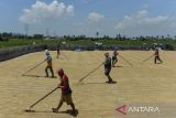 Pekerja menjemur gabah di Kasemen, Kota Serang, Banten, Kamis (2/1/2025). Pemerintah menaikkan Harga Pembelian Pemerintah (HPP) gabah dari Rp6.000 menjadi Rp6.500 per kilogram sebagai upaya untuk mendukung pencapaian target swasembada pangan. ANTARA FOTO/Putra M. Akbar/gp