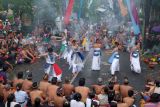 Warga saling menyiramkan air saat Tradisi Perang Air pada Festival Air Suwat (FAS) ke-10 di Desa Suwat, Gianyar, Bali, Rabu (1/1/2025). Tradisi tahunan yang digelar setiap tanggal 1 Januari tersebut diikuti 700 orang serta sejumlah wisatawan mancanegara yang bertujuan untuk membersihkan diri dan memperkuat persaudaraan antarwarga. ANTARA FOTO/Nyoman Hendra Wibowo/wsj.