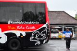 Seorang sopir bus Trans Metro Dewata berjalan di dekat deretan bus yang tidak beroperasi di Terminal Ubung, Denpasar, Bali, Kamis (2/1/2025). Transportasi umum dengan enam trayek yang disubsidi pemerintah pusat sejak awal diluncurkan tersebut berhenti beroperasi mulai 1 Januari 2025 setelah tidak lagi mendapatkan subsidi APBN dan belum diambil alih oleh pemerintah daerah di Bali. ANTARA FOTO/Fikri Yusuf/wsj.