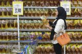 Konsumen berbelanja minyak goreng di Supermarket Samarinda, Kalimantan Timur, Rabu (1/1/2025). Menurut pernyataan Kantor Komunikasi Presiden (PCO) bahwa barang pokok untuk kebutuhan sehari-hari di warung dan supermarket tidak dikenakan kenaikan PPN menjadi 12 persen atau tetap seperti semula yakni 11 persen dan tidak mengalami kenaikan tarif. ANTARA FOTO/M Risyal Hidayat/Spt.