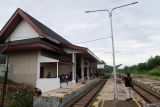 Sejumlah penumpang menunggu kedatangan kereta api di bangunan baru Stasiun Banyuwangi Kota, Banyuwangi, Jawa Timur, Jumat (3/1/2025). PT KAI meresmikan Stasiun Banyuwangi Kota yang sebelumnya bernama Stasiun Karangasem dengan menambah sejumlah fasilitas seperti gedung baru bernuansa perpaduan bangunan etnik masyarakat suku osing dan modern serta perluasan lahan parkir sehingga diharapkan penumpang akan lebih nyaman. Antara Jatim/Budi Candra Setya/um