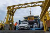 Sejumlah kendaraan turun dari kapal Ferry di Pelabuhan Ketapang, Banyuwangi, Jawa Timur, Jumat (3/1/2025). Badan Pusat Statistik (BPS) mencatat jumlah penumpang angkutan laut dalam negeri selama Januari hingga November 2024 mencapai 23,5 juta orang atau naik 27,56 persen dibandingkan dengan periode yang sama tahun 2023. Antara Jatim/Budi Candra Setya/um