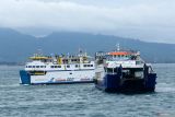 Penumpang berada diatas kapal Ferry saat berlayar di Selat Bali terlihat dari Pelabuhan Ketapang, Banyuwangi, Jawa Timur, Jumat (3/1/2025). Badan Pusat Statistik (BPS) mencatat jumlah penumpang angkutan laut dalam negeri selama Januari hingga November 2024 mencapai 23,5 juta orang atau naik 27,56 persen dibandingkan dengan periode yang sama tahun 2023. Antara Jatim/Budi Candra Setya/um