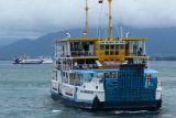 Sejumlah kapal Ferry berlayar di Selat Bali terlihat dari Pelabuhan Ketapang, Banyuwangi, Jawa Timur, Jumat (3/1/2025). Badan Pusat Statistik (BPS) mencatat jumlah penumpang angkutan laut dalam negeri selama Januari hingga November 2024 mencapai 23,5 juta orang atau naik 27,56 persen dibandingkan dengan periode yang sama tahun 2023. Antara Jatim/Budi Candra Setya/um