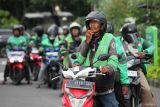 Sejumlah pengemudi ojek daring antre mendapatkan bahan bakar minyak (BBM) gratis di salah satu SPBU di Jalan Pemuda, Surabaya, Jawa Timur, Jumat (3/1/2025). Sebanyak 150 pengemudi ojek daring mendapatkan pemberian BBM gratis senilai Rp20 ribu dari seorang warga bernama Rida (52) bersama sejumlah donatur lainnya yang bertujuan untuk meringankan beban ekonomi para pengemudi ojek daring. Antara Jatim/Didik Suhartono/um