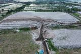 Foto udara alat berat meratakan sampah di Tempat Pembuangan Akhir (TPA) Sampah Griyo Mulyo Jabon, Sidoarjo, Jawa Timur, Jumat (3/1/2025). TPA Griyo Mulyo meningkatkan sarana dan prasarana serta pengelolaan Tempat Pengelolaan Sampah Reuse, Reduce, Recycle (TPS3R) untuk mencapai target Kebijakan dan Strategi Nasional (Jakstranas) pengurangan sampah sebesar 30 persen dan penanganan sampah sebesar 70 persen pada tahun 2025. Antara Jatim/Umarul Faruq