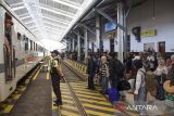 Penumpang berjalan memasuki gerbong kereta api saat arus balik di Stasiun Tasikmalaya, Jawa Barat, Jumat (3/1/2025). PT KAI Daerah Operasi 2 Bandung mencatat penumpang kereta api selama libur Natal 2024 dan Tahun Baru 2025 sebanyak 517.000 penumpang datang dan berangkat. ANTARA FOTO/Adeng Bustomi/agr