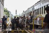 Penumpang berjalan memasuki gerbong kereta api saat arus balik di Stasiun Tasikmalaya, Jawa Barat, Jumat (3/1/2025). PT KAI Daerah Operasi 2 Bandung mencatat penumpang kereta api selama libur Natal 2024 dan Tahun Baru 2025 sebanyak 517.000 penumpang datang dan berangkat. ANTARA FOTO/Adeng Bustomi/agr