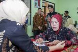 Wakil Menteri Komunikasi dan Digital Nezar Patria (kedua kiri) melihat petugas melayani warga saat kunjungan kerja di Balai Desa Tambak Kalisogo, Jabon, Sidoarjo, Jawa Timur, Jumat (3/1/2025). Kementerian Komunikasi dan Digital terus mengembangkan platform MPP Digital untuk memudahkan kebutuhan masyarakat akan layanan yang lebih yang modern, efisien, dan ramah. Antara Jatim/Umarul Faruq