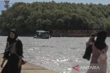 Wisatawan menaiki perahu untuk berkeliling di sekitar Pantai Gope, Kota Serang, Banten, Jumat (3/1/2024). Dinas Pariwisata Provinsi Banten mencatat jumlah kunjungan wisatawan ke Banten selama libur Natal dan Tahun Baru hingga 1 Januari 2025 sebanyak 193.309 orang atau menurun drastis dibandingkan tahun 2023 sebanyak sekitar 344.700 orang yang disebabkan oleh cuaca buruk dan isu gempa megathrust. ANTARA FOTO/Angga Budhiyanto/gp