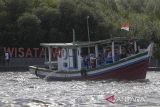 Wisatawan menaiki perahu untuk berkeliling di sekitar Pantai Gope, Kota Serang, Banten, Jumat (3/1/2024). Dinas Pariwisata Provinsi Banten mencatat jumlah kunjungan wisatawan ke Banten selama libur Natal dan Tahun Baru hingga 1 Januari 2025 sebanyak 193.309 orang atau menurun drastis dibandingkan tahun 2023 sebanyak sekitar 344.700 orang yang disebabkan oleh cuaca buruk dan isu gempa megathrust. ANTARA FOTO/Angga Budhiyanto/gp