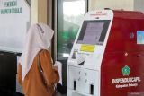 Warga memanfaatkan fasilitas di Mal Pelayanan Publik Sidoarjo, Jawa Timur, Jumat (3/1/2025). Kementerian Komunikasi dan Digital terus mengembangkan platform MPP Digital untuk memudahkan kebutuhan masyarakat akan layanan yang lebih yang modern, efisien, dan ramah. Antara Jatim/Umarul Faruq