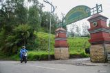 Kendaraan melintas didepan gerbang masuk pendakian Gunung Semeru di Desa Ranupani, Lumajang, Jawa Timur, Jumat (3/1/2025). Balai Besar Taman Nasional Bromo Tengger Semeru menghentikan sementara kegiatan pendakian Gunung Semeru sejak tanggal 2 hingga 19 Januari 2025 sebagai antisipasi dari ancaman bencana alam yang dipicu oleh cuaca ekstrim. ANTARA Jatim/Irfan Sumanjaya/mas.