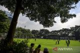 Anak-anak bermain di Taman Alun-alun Kota Bandung, Jawa Barat, Jumat (3/1/2025). Pemerintah Kota Bandung kembali membuka Taman Alun-alun Bandung sebagai langkah uji coba pascapembangunan tahap satu yang telah rampung pada akhir tahun 2024. ANTARA FOTO/Raisan Al Farisi/agr