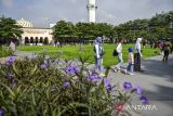 Warga bermain di Taman Alun-alun Kota Bandung, Jawa Barat, Jumat (3/1/2025). Pemerintah Kota Bandung kembali membuka Taman Alun-alun Bandung sebagai langkah uji coba pascapembangunan tahap satu yang telah rampung pada akhir tahun 2024. ANTARA FOTO/Raisan Al Farisi/agr