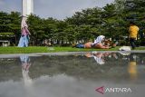 Warga bermain di Taman Alun-alun Kota Bandung, Jawa Barat, Jumat (3/1/2025). Pemerintah Kota Bandung kembali membuka Taman Alun-alun Bandung sebagai langkah uji coba pascapembangunan tahap satu yang telah rampung pada akhir tahun 2024. ANTARA FOTO/Raisan Al Farisi/agr