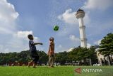 Anak-anak bermain bola di Taman Alun-alun Kota Bandung, Jawa Barat, Jumat (3/1/2025). Pemerintah Kota Bandung kembali membuka Taman Alun-alun Bandung sebagai langkah uji coba pascapembangunan tahap satu yang telah rampung pada akhir tahun 2024. ANTARA FOTO/Raisan Al Farisi/agr