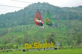 Wisatawan menaiki wahana Gondola di agrowisata kebun teh De Sikatok, Kejajar, Wonosobo, Jawa Tengah, Kamis (2/1/2025). Wisata alam yang dikelola oleh Kelompok Sadar Wisata Desa SIkatok bekerja sama dengan PT Perkebunan Teh Tambi tersebut menjadi destinasi wisata penunjang di jalur menuju pegunungan tinggi Dieng yang diharapkan mampu meningkatkan perekonomian warga sekitar. ANTARA FOTO/Anis Efizudin/rwa.